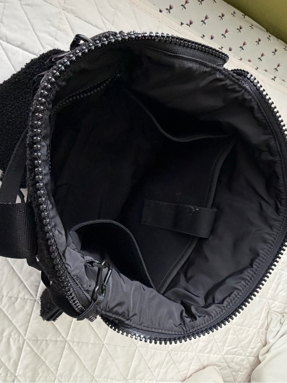 Excellent condition! Dagne Dover Onyx Shearling Black Sherpa Purse/Bag - Picture 6 of 7